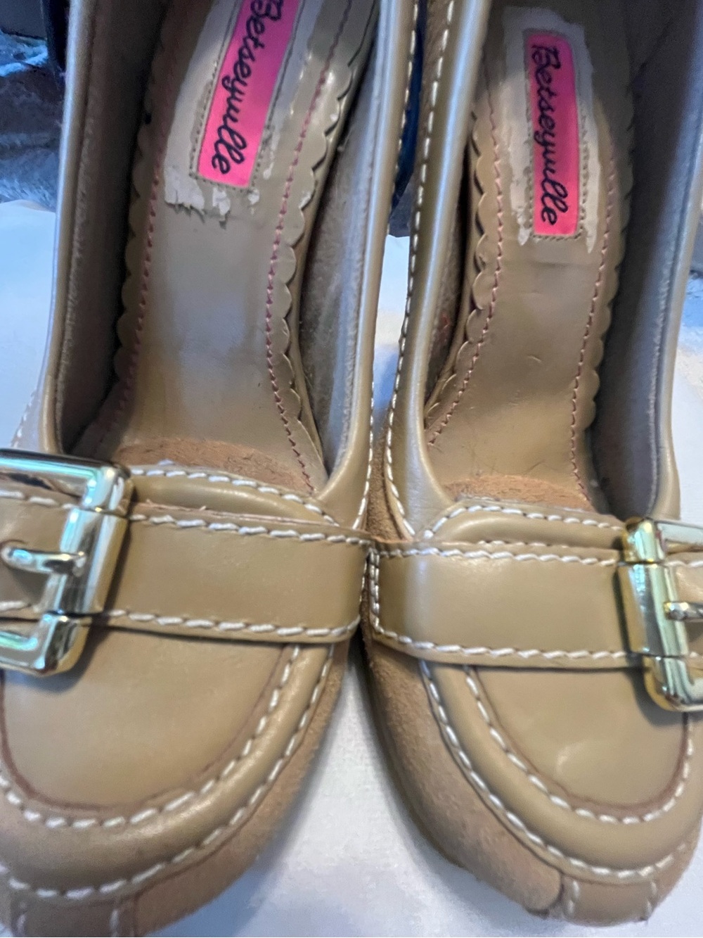Betsey Johnson XOX Betseyuille Leather & Suede Platform Pumps with Gold Buckl - Picture 3 of 11